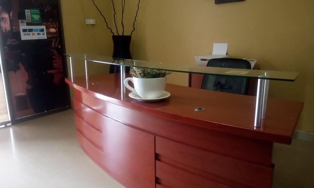 Transit Airport B&B Dar es Salaam Buitenkant foto